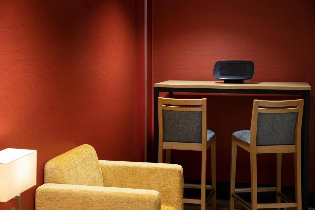 Ramada By Wyndham Leeds East Hotel Екстериор снимка
