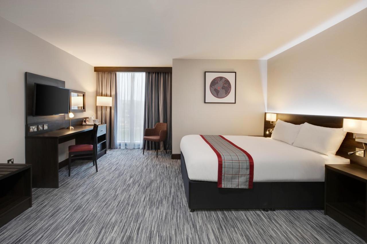Ramada By Wyndham Leeds East Hotel Екстериор снимка