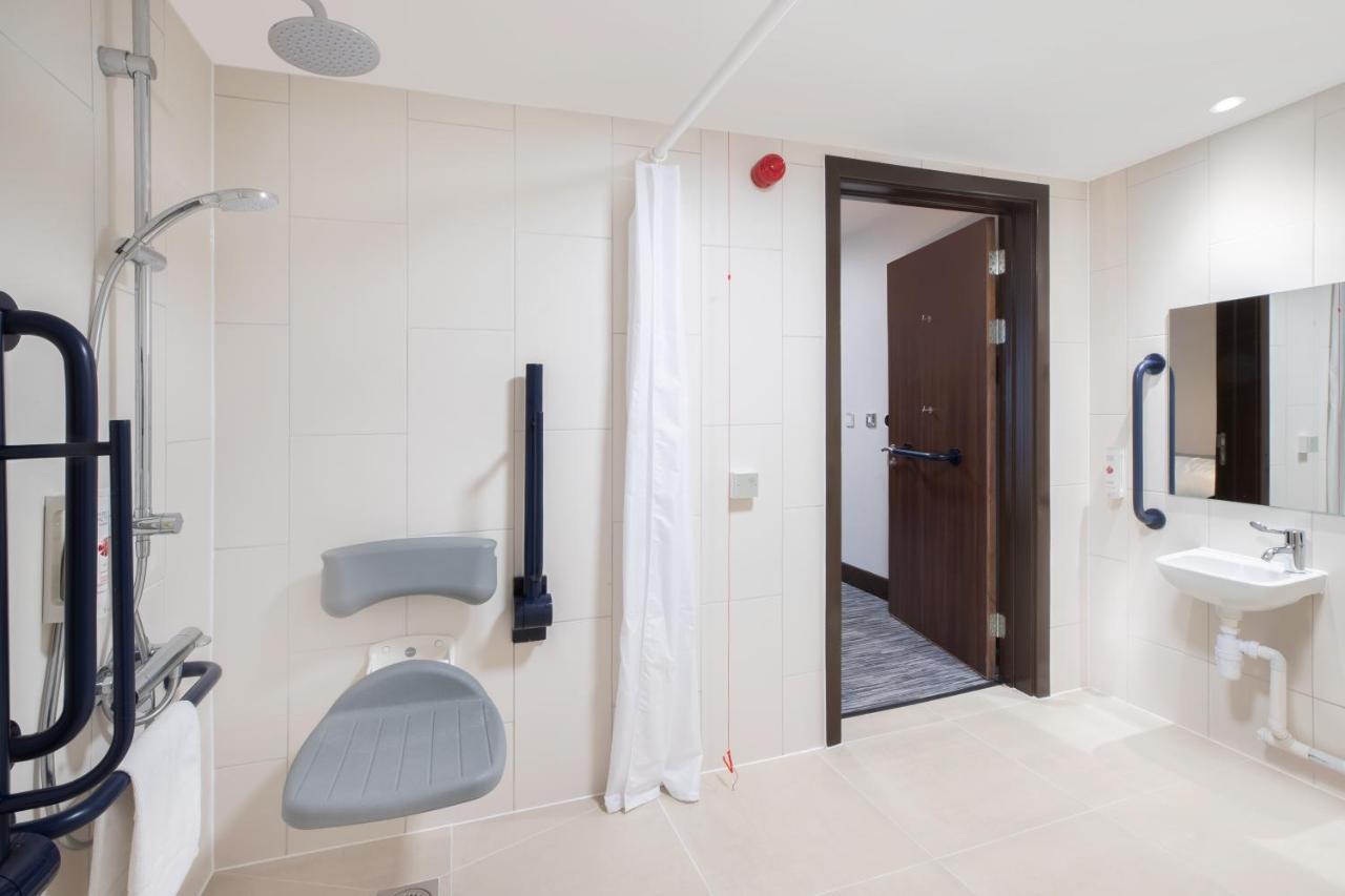 Ramada By Wyndham Leeds East Hotel Екстериор снимка