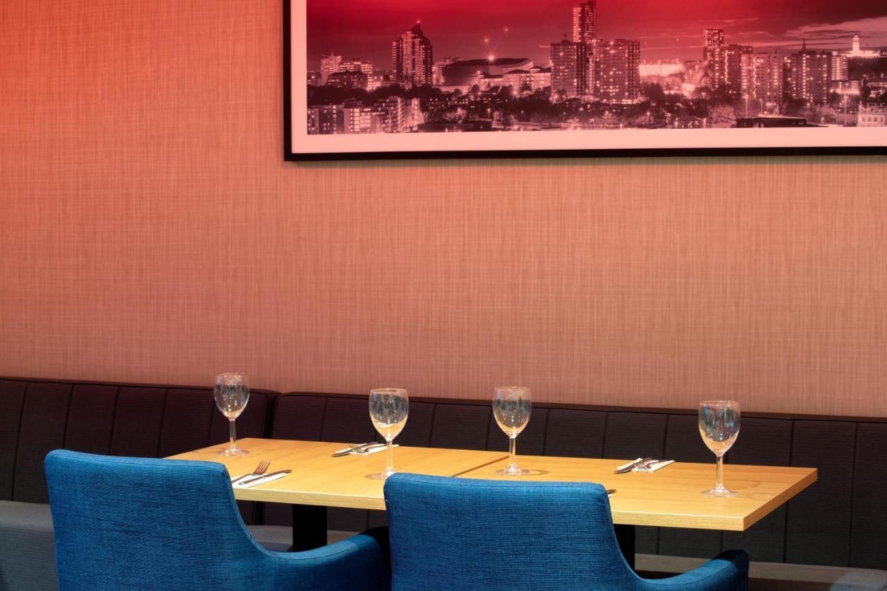 Ramada By Wyndham Leeds East Hotel Екстериор снимка