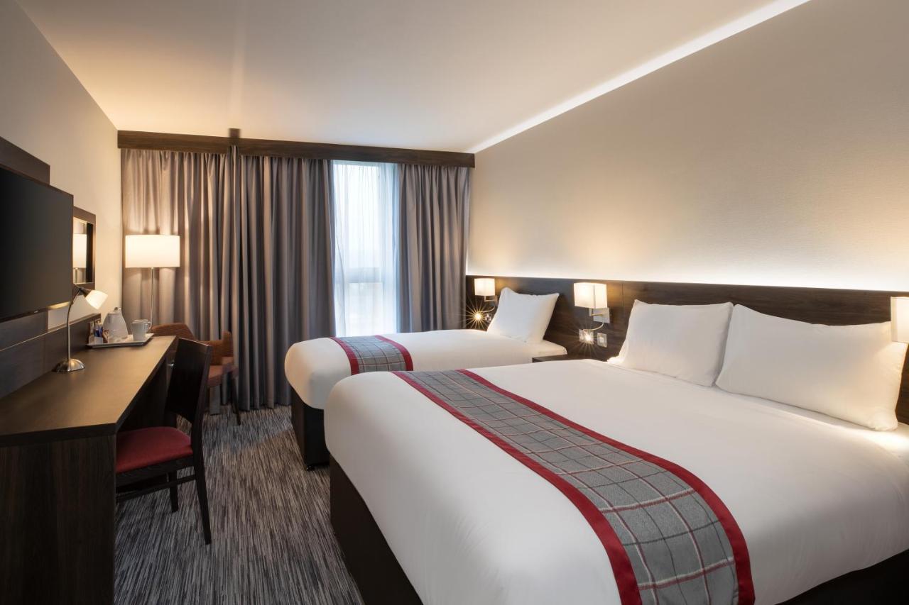 Ramada By Wyndham Leeds East Hotel Екстериор снимка