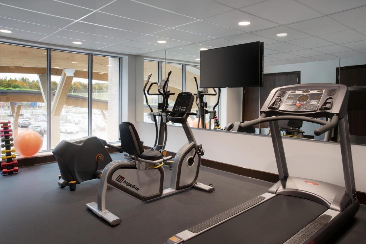 Ramada By Wyndham Leeds East Hotel Екстериор снимка