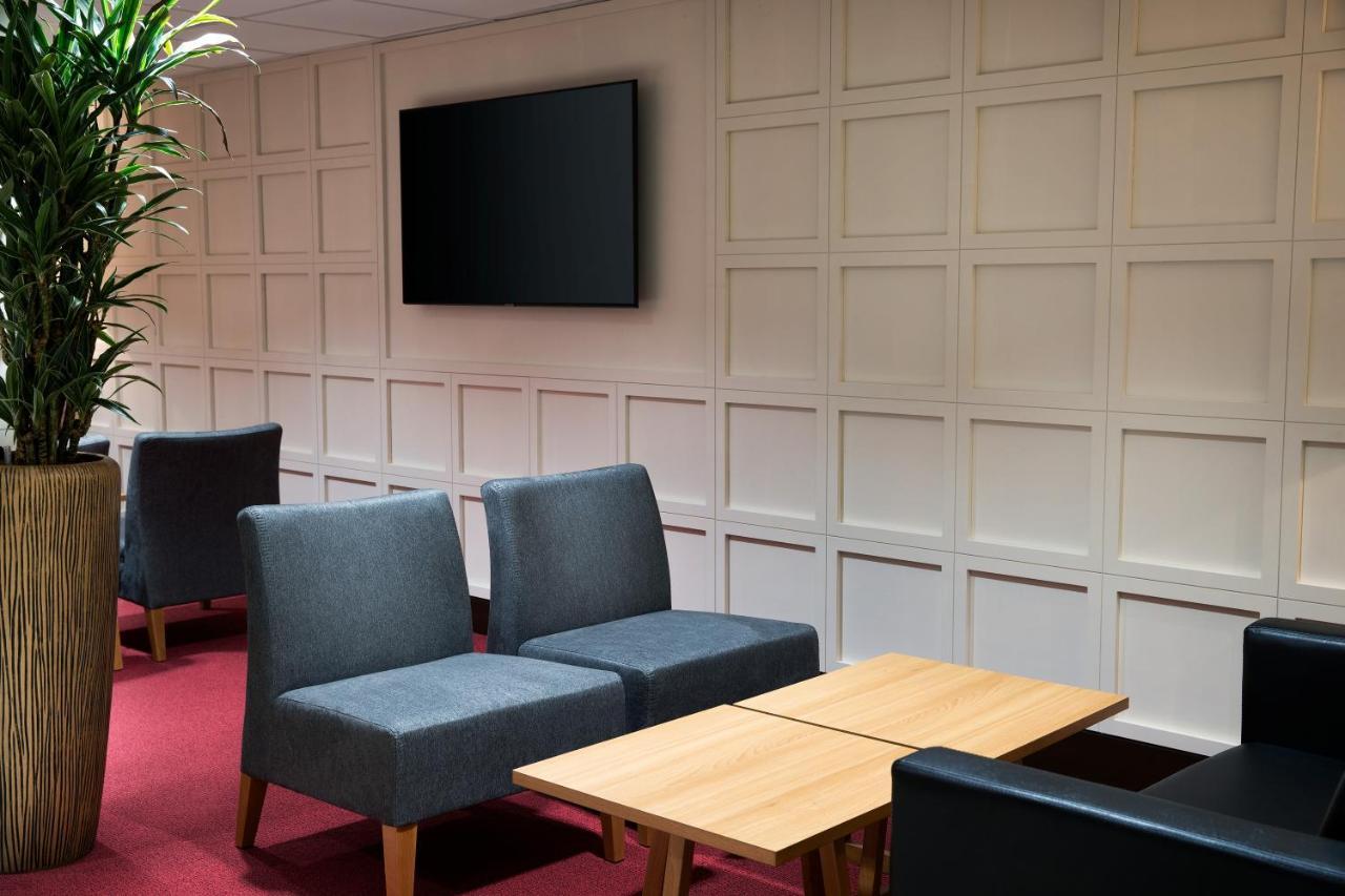 Ramada By Wyndham Leeds East Hotel Екстериор снимка