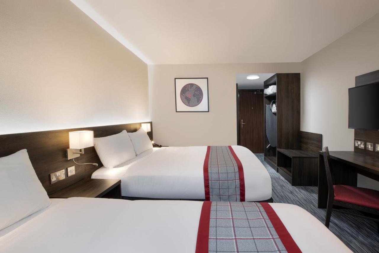 Ramada By Wyndham Leeds East Hotel Екстериор снимка