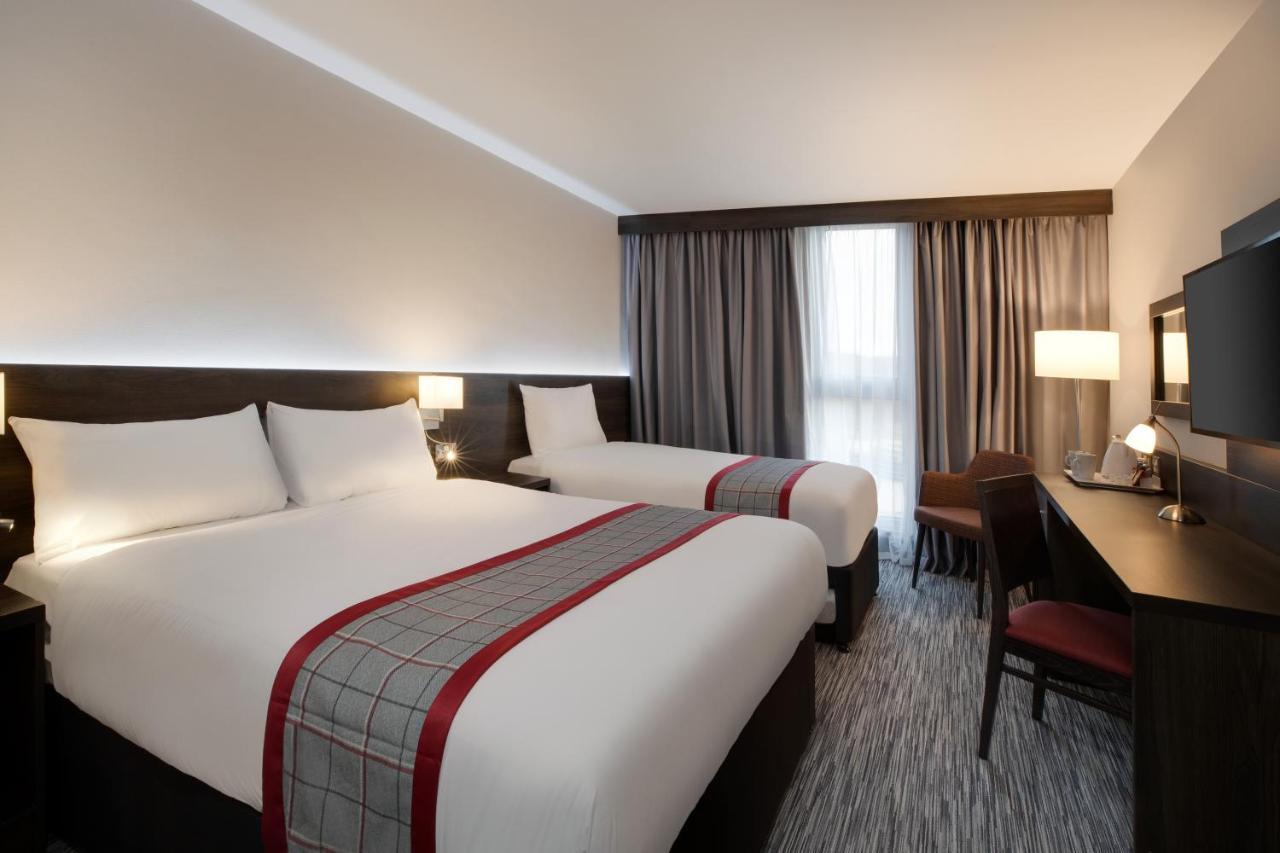 Ramada By Wyndham Leeds East Hotel Екстериор снимка