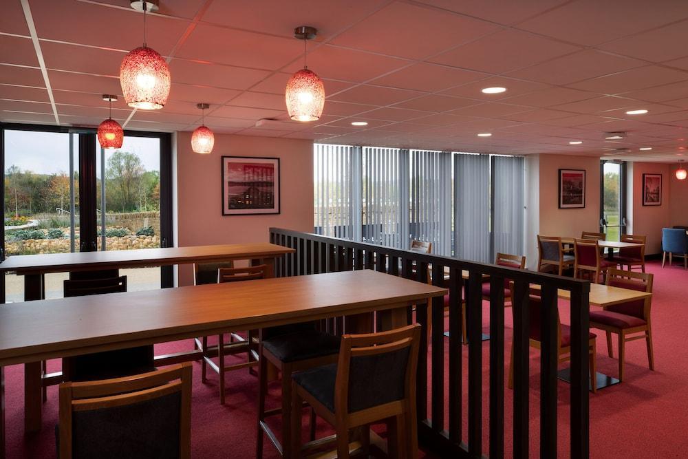 Ramada By Wyndham Leeds East Hotel Екстериор снимка
