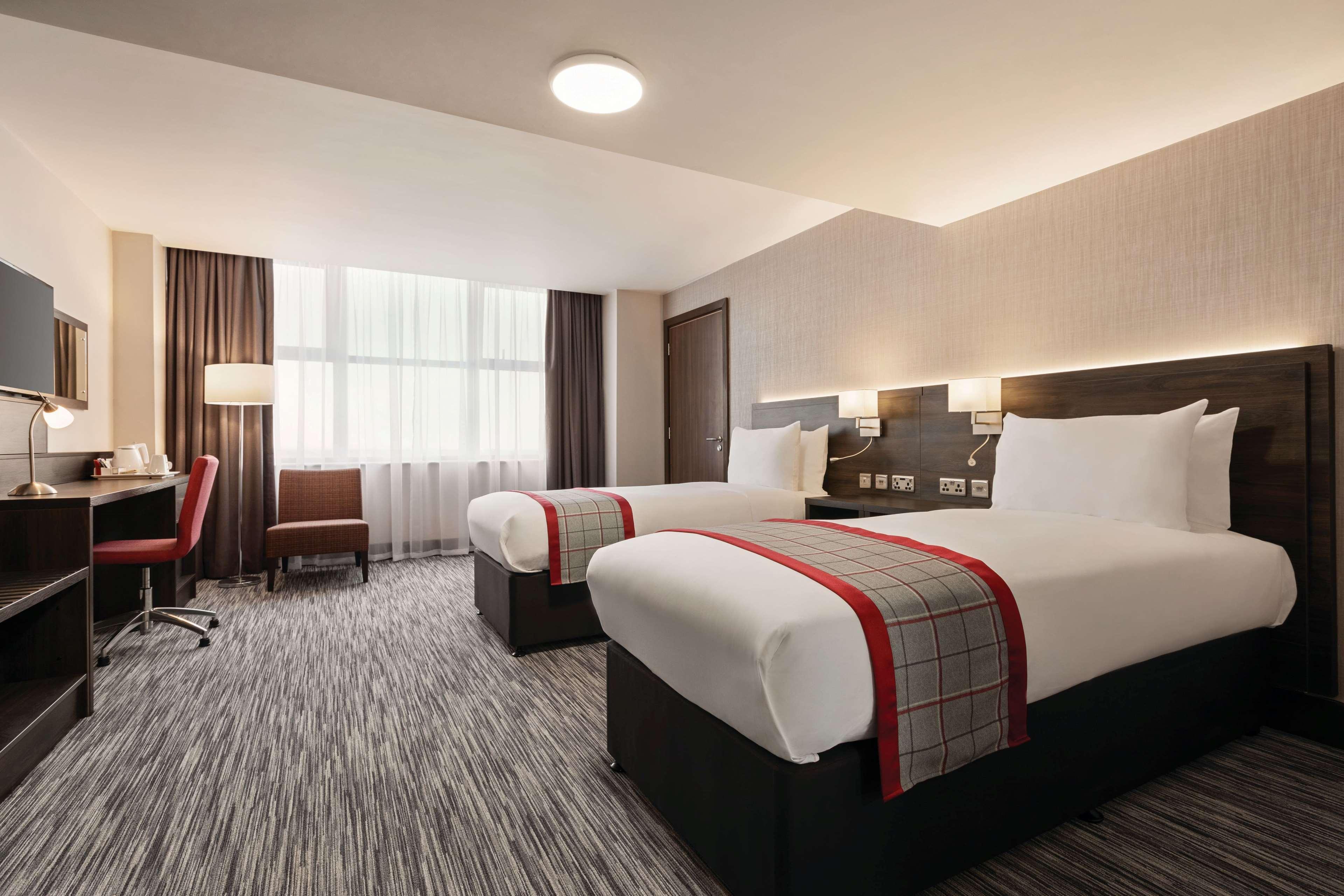 Ramada By Wyndham Leeds East Hotel Екстериор снимка