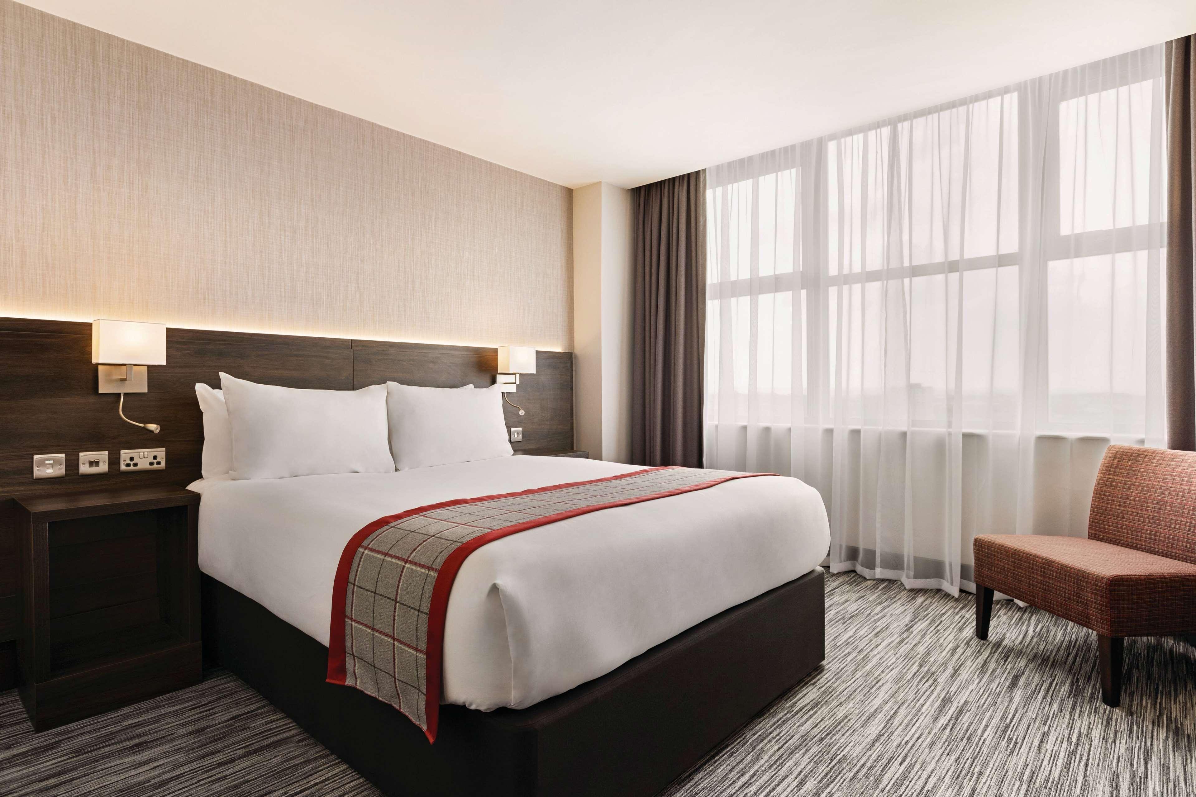 Ramada By Wyndham Leeds East Hotel Екстериор снимка