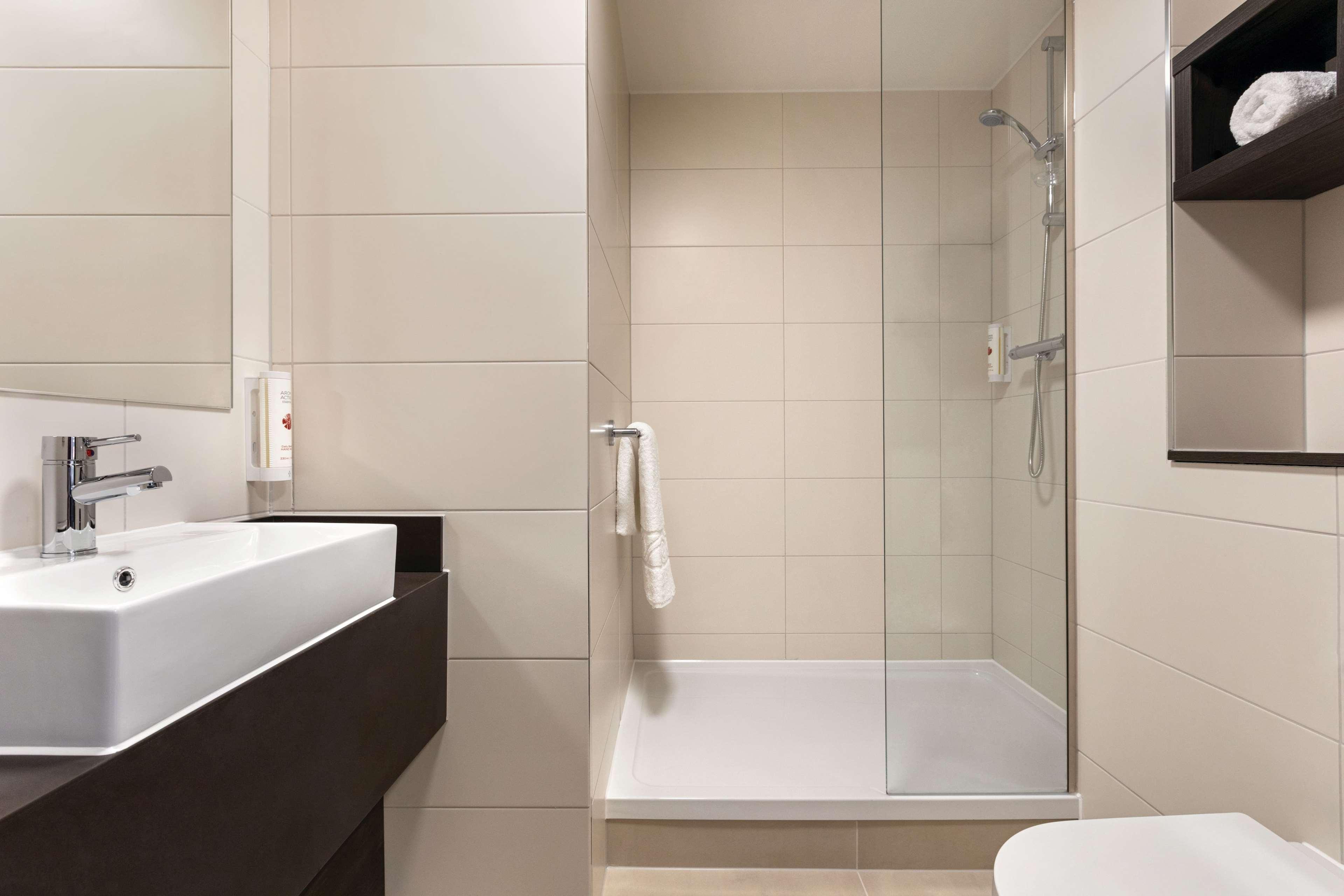 Ramada By Wyndham Leeds East Hotel Екстериор снимка