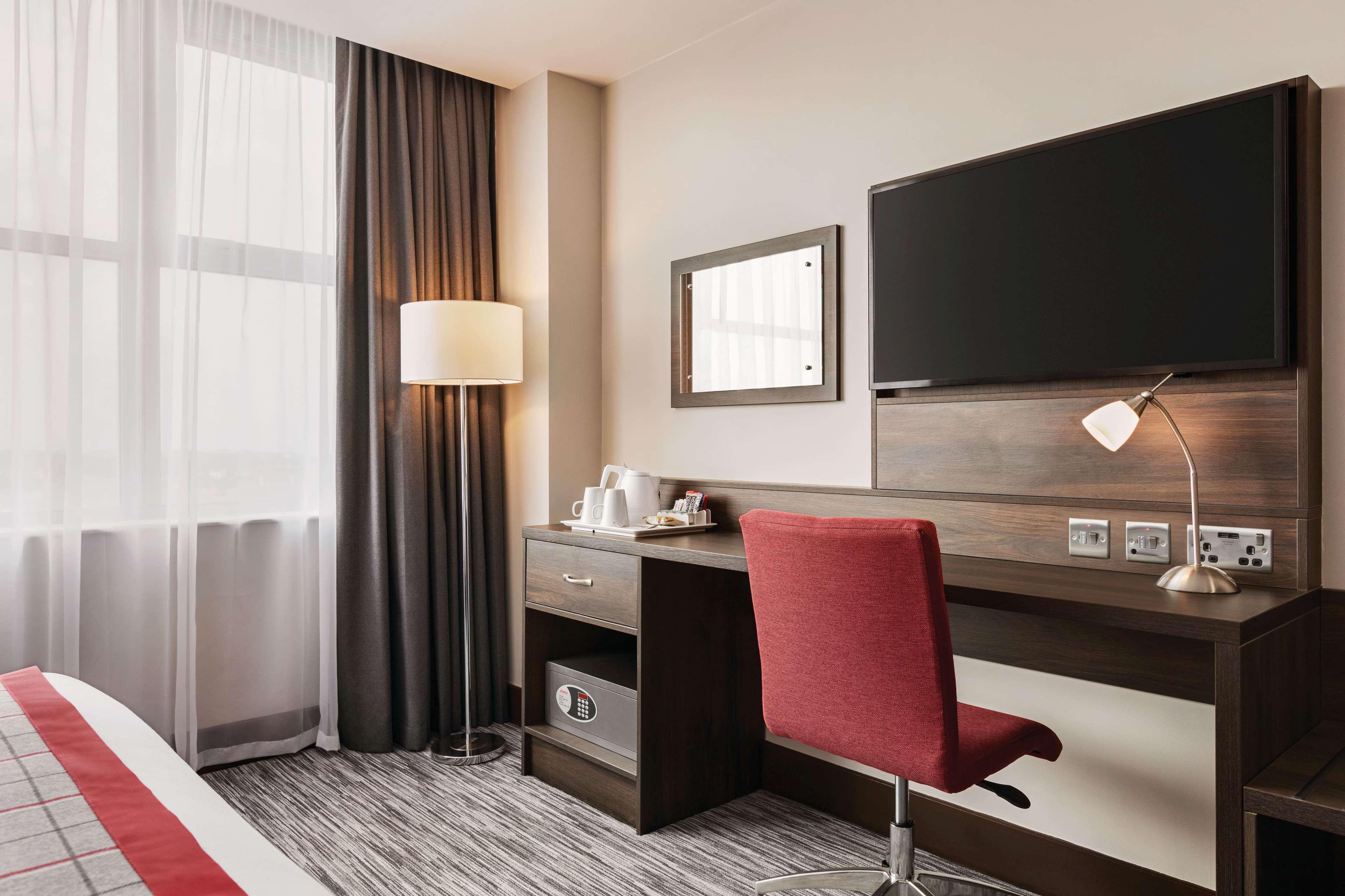 Ramada By Wyndham Leeds East Hotel Екстериор снимка
